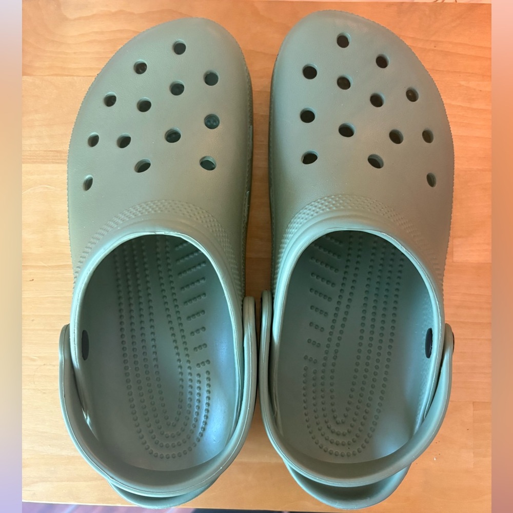 Crocs slip on clogs with back strap, in green. Men’s 8, women’s size 10. NWOT - Picture 2 of 6
